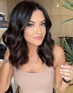 Dark Thick Hair Ideas, Medium Length Hair On Round Face, Short Hair Ideas Brunette, Women’s Dark Hair With Highlights, Tia Rachel Booth Hair, Mom Haircut Dark Hair, Dark Lob Haircut With Bangs, Collarbone Length Hair Black, Dark Midlength Hairstyles