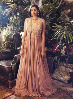 Pakistani Bridesmaids, Casual Bridal Dress, Top With Skirt, Embroidered Cape, Pink Cape, Pink Pleated Skirt, Bridal Dress Fashion, Casual Wear Dress, Lehenga Collection