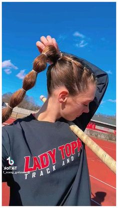 Explore the latest trends in Volleyball Hair Styles with our comprehensive guide. Find the perfect look for your next game or practice session! Tennis Hair, Volleyball Hairstyles For Long Hair, Basketball Hairstyles