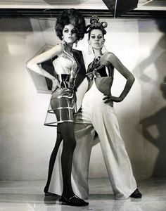 mylar and plastic play lead roles in the fashion of the future. 60s Space Age Fashion, Retro Futurism Fashion, Space Costumes, Outfit Retro