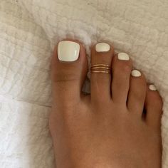 Summer Toes 2023, Gold Toe Rings, Summer Toes, Toe Nail Color, Pretty Toe Nails, Cute Toe Nails, Summer Toe Nails, Cute Toes, Silver Toe Rings