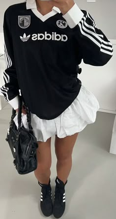 Striped Jersey Outfit, Mini Skirt Sneakers Outfit, Taiwan Street Fashion, Samba Outfits Women, Dua Lipa Outfits, Adidas Shirt Outfit, Outfit Jupe, Looks Adidas, Adidas Skirt