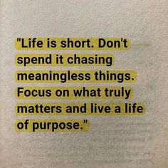 a piece of paper with some type of text on it that says life is short don't spend it chasing meanings things focus on what truly matters matter