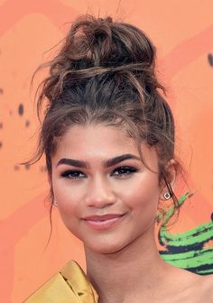 Easy Chignon, Zendaya Hair, Cute Bun Hairstyles, Easy Updos For Long Hair, Chignon Hair, Easy Bun Hairstyles, Messy Updo, Zendaya Coleman