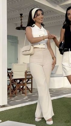 White Jeans Outfit Classy Chic, Simple Jewerly, Classy Feminine, Cute Professional Outfits, Fancy Top, Nails Natural, White Head, Heels White, Professional Outfits Women