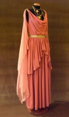 Greek Outfit Ancient, Greek Peplos Dress, Roman Woman Costume, Greek Dress Women, Greek Women Fashion, Roman Royalty Clothing, Roman Toga Woman, Ancient Greek Fashion Woman, Ancient Roman Dresses Women