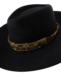 Hecho de lana de alta calidad, este sombrero es cálido y cómodo de llevar. La toquilla de metal le da un toque de elegancia y sofisticación. El sombrero viene en tallas estándar S, M y L. Para un ajuste perfecto, mida la circunferencia de su cabeza y seleccione la talla adecuada.Selección de Muestras y Outlet:Este sombrero puede presentar detalles imperceptibles que no afectan su uso. Por eso tienen un precio de Outlet.* _____________ Delivery note (U.S.):This item is currently located at our wo Adjustable Gold Felt Hat With Curved Brim, Gold Adjustable Felt Hat With Curved Brim, Gold Fedora Hat For Winter, Adjustable Gold Hats For Fall, Adjustable Gold Hat For Fall, Gold Flat Brim Hats For Winter, Elegant Black Hat Band For Festival, Black Elegant Festival Hats, Elegant Black Festival Hats