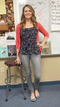 Gray Pants Outfit For Work, Gray Pants Outfit, Teacher Clothing, Chic Work Outfit, Cardigan Jeans, Spring Teacher Outfits