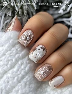 Winter Christmas Nails Snowflake, Short Nail Designs Holiday, Festive Winter Nails, Snowflake Gel Nail Designs, Snowy Christmas Nails, Christmas 2024 Nail Designs, Snowman Nail Art Designs, Winter Nails Ideas Short, Short Festive Nails