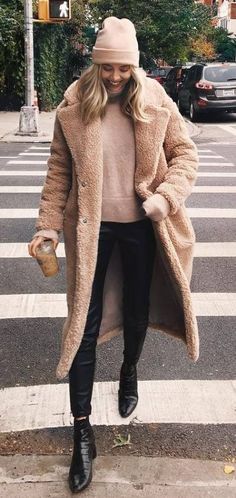 These street style teddy coat outfits are perfect for winter! Teddy Coat Outfit, Mantel Outfit, Crossing The Street, Stylish Winter Coats, Coat Outfit, Teddy Coat