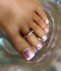 This silver toe ring features nine round crystals that accent the toe. This toe ring is size adjustable and one size fits most. Comfortable and versatile, it will lend itself to casual or formal events. All items are made in a smoke free environment. *If there is any issue with your toe ring, please let me know so that I can correct it. Thanks for visiting my shop!👣 Purple Pedicure, Easy Toe Nail Designs, Simple Toe Nails, Toes Ring Silver, Columbia Tn, Pretty Toe Nails, Sterling Silver Toe Rings, Ring Crystal, Silver Toe Rings