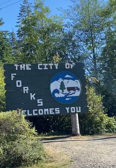 a sign that says the city of forks welcomes you