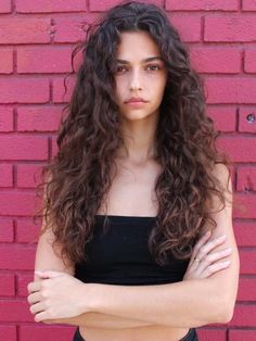 Brown 2c Hair, Curly Brown Hair Girl, Long 2c Hair, Brown Curly Hair Girl, Long Dark Curly Hair, 2c Hairstyles, Ondulado 2c, Wavy Hair Women