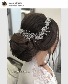 an image of a woman wearing a wedding hair comb with pearls on it's head