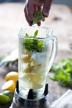 Tyler Florence's Pineapple Mojito http://www.tylerflorence.com/blog/?p=950 Club Soda Recipes, Pineapple Mojito Recipe, Pineapple Mojito, Pineapple Rum, Frozen Pineapple, Club Soda, Drink Specials