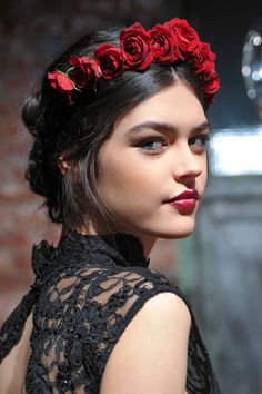 Peinados de fiesta con diademas y pasadores Coachella Braids, Headband Updo, Hairstyles Headband, Rose Flower Crown, Flowers In Her Hair, Rose Headband, Estilo Real, Red Rose Flower