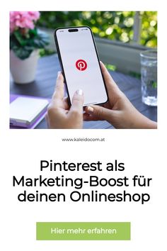 Person nutzt Pinterest-App auf einem Smartphone; Werbung für Onlineshop-Marketing.