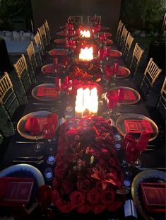 Beautiful outdoor dinner event using red and black Red And Black Table Decorations, Graduation Dinner Party, Backyard Graduation Party Ideas, Red Party Ideas, Red Party Themes, Usc Graduation, Red Party Decorations, Backyard Graduation Party