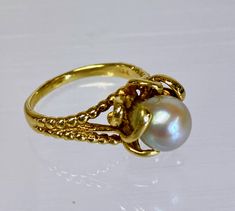 Gleaming Vintage 14K Yellow Gold 8mm Round White Pearl Claw Branch Ring Sz 6.75 This ring features a solid gold band made of gleaming 14k yellow gold. The curved branch style prong setting holds an 8mm round lustrous white pearl with a lovely sheen. This high quality piece is perfect for special occasions or as a gift for that special someone in your life.  Ring Size: 6.75 Metal Purity: 14K Metal Type: Yellow Gold Main Stone: Pearl Main Stone Size/Carats: 7.68m round Setting Style: Prong Sizable:  Yes Weight: 4.7g J0214 Prompt FREE Shipping FREE Easy Returns 14k Yellow Gold High Luster Pearl Ring, High Luster Yellow Gold 14k Ring, Heirloom Pearl Ring In Yellow Gold With High Luster, Yellow Gold Fine Jewelry Rings With High Luster, 14k Yellow Gold Pearl Ring With Prong Setting, Classic Yellow Gold Rings With High Luster, Classic High Luster Yellow Gold Rings, Classic Gold Rings With High Luster, 14k White Gold Rings With High Luster