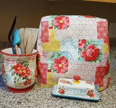 the kitchen counter is clean and ready to be used as a placemat, cup holder, and utensil holder