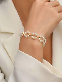 Handmade Fabric Jewelry Designs, White Pearl Bracelet Diy, Luxury Beaded Jewelry, Pearls Bracelet Ideas, Bracelet Pearl Ideas, Pearl Beads Bracelet, White Bracelet Ideas, Modern Pearl Jewelry Design, Beaded Bracelet Designs