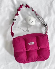 The North Face Puffer Bag Reworked Bag, Summer Date Night Outfit, Ropa Upcycling, Winter Handbags, North Face Bag, Y2k Beach, Fashion Bella