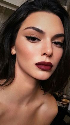 Makeup Bibir, Winter Make Up, Red Makeup Looks, Christmas Party Makeup, Kendall Jenner Makeup, Dark Makeup Looks, Eyeliner Color, Romantic Makeup