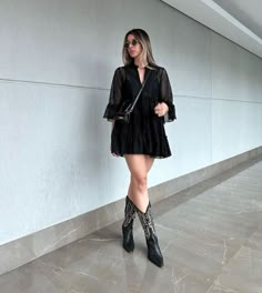 Styling Black Cowboy Boots Women, Outfit Con Cowboy Boots, Womens Cowboy Boots Outfits, Bota Western Look, All Black Western Outfit, Outfits Feria, Look Bota Western, Ootd Vaquero