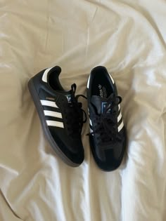 Black Adidas Shoes Aesthetic, Adidas Samba Black And White, Black Sambas Aesthetic, Black And White Sambas, Black And White Shoes Aesthetic, Adidas Samba Aesthetic, Black Samba Adidas, Black Adidas Sambas, Mj Outfits