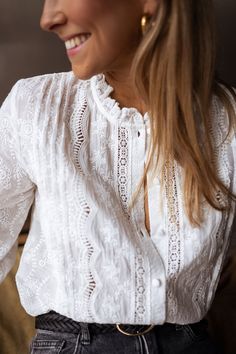 White Linen Top Outfit, White Lace Shirt Outfit, Romantic Style Aesthetic, Lace Shirt Outfit, Soft Classic Kibbe, Women's Spring Fashion, White Lace Shirt, Feminine Wardrobe, Parisian Women