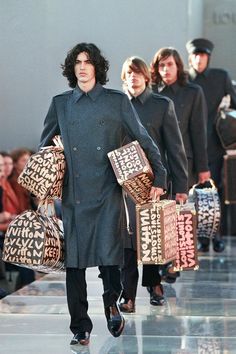 Louis Vuitton x Stephen Sprouse en 2000 Julie Verhoeven, Stephen Sprouse, Jenny Holzer, Alexander Girard, Robert Mapplethorpe, Elsa Schiaparelli, Sonia Rykiel, Best Bags, Fashion Mode