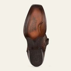 Descubre la elegancia y exclusividad de la Bota Vaquera Valentino Cafe. Hechas con cuero de lomo de caimán moreletii y bovino, estas botas ofrecen una textura lujosa y duradera. El intrincado grabado láser y el logo de Cuadra agregan un toque sofisticado. La suela de cuero con injerto de TPU brinda mayor soporte y durabilidad. Piel de lomo de caiman moreletii Suela de vaqueta con inyeccion TPU Pintada a mano Tubo con diseño en laser Cosido welt Western Calf Leather Boots For Business, Western Style Calf Leather Business Boots, Western Style Calf Leather Boots For Business, Western Leather Boots For Formal Occasions, Western Business Boots With Leather Sole, Western Boots With Leather Sole For Formal Occasions, Luxury Boots With Leather Lining And Snip Toe, Formal Western Boots With Snip Toe, Western Brown Boots For Business