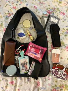 Cool Girl Bag Essentials, Everyday Bag Outfit, What’s In My Mini Tote Bag, What To Put In My Bag, Handbag Essentials Everyday, Purse Essentials Aesthetic, Whats In My Bag Aesthetic Korean, Things To Have In Your Purse, Whats In My Purse Essentials