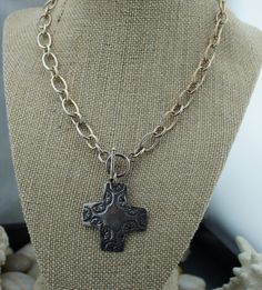 This is the perfect option for those who like cool, unique jewelry and the luxury, shine of silver. This set is well made, cute and/or elegant in design, and very desirable . The cross has hammered design. The chain has ring in ring design. The rings are big. The shape of the rings are big ovals and smaller ovals. The big oval rings are about 5/8'' by 3/8'', the smaller ovals are about 3/8'' by 1/4''. The clasp is in good working condition. ♥ Age/era: Circa 1970s - 1990s. ♥ There is a hallmark. Art Deco Jewelry Vintage, Necklace Cross, Vintage Jewelry Art, Art Deco Pendant, Art Deco Necklace, Sterling Jewelry, Deco Jewelry, Silver Brooch, Art Deco Jewelry