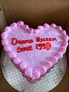 a heart shaped cake in a box with the words drama queen since 1989 written on it