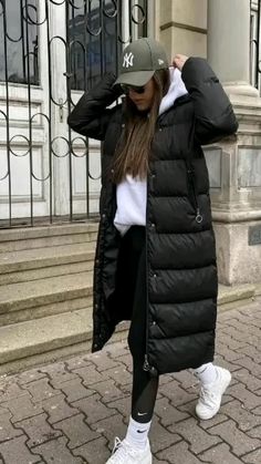 Winter Coats Women Puffer, Pea Coat Outfits Women Casual, Black Puffer Jacket Outfit Women Winter, Puffer Jacket Long Outfit, Long Bubble Coat Outfit, Long Black Parka Outfit, Long Grey Puffer Jacket Outfit, Black Long Fur Coat Outfit, Jordan 1 Winter Outfit Women