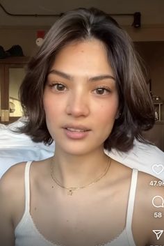 Short Haircuts Feminine, Messy Bob Thick Hair, Short Haircut No Layers, Chin Length Hair Middle Part, Short Hairstyle Women Double Chin, Feminine Short Hair Oval Face, Wavy Bob No Bangs, Yesly Short Hair, Mia Maples Short Hair