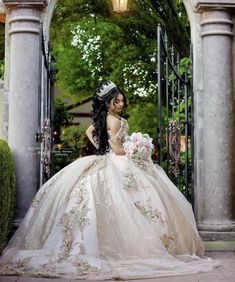 Quince Picture Ideas, Quinceañera Photoshoot Ideas, Quince Photoshoot Ideas, Princess Quinceanera Dresses, Hairstyles Medium Hair, Quince Pictures, Quinceanera Pictures, Xv Dresses