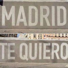 there are two street signs that say madrid and ate quero