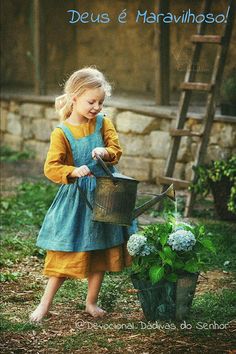 Aprendendo a viver a vida em zigue-zague. Watering Flowers, Photography Fashion, Watering Can, Flowers, Photography