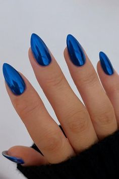 Discover vibrant neon blue nails that stand out! From subtle designs to bold statements, our collection offers endless inspiration. Visit our website via the link above for more detailed information and to explore a variety of blue nail designs. Whether you're looking for a fresh manicure or a unique gift idea, our website has you covered. #BlueNails #NeonNails #ManicureInspiration #NailArt #AestheticNails #TrendyManicure Oval Acrylic Nails, Blue Chrome Nails, Royal Blue Nails, Metallic Nail Art, Pink Chrome Nails, Chrome Nail Art, Nagellack Trends, Chrome Nails Designs, Indigo Nails