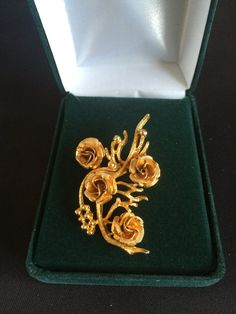 Vintage Coro Gold Tone Rose Bouquet  Brooch Formal Gold Brooch With Rose Design, Bouquet Brooch, Geometric Scarf, Brooch Bouquets, Bouquet Design, Rose Bouquet, Vintage Costume Jewelry, Vintage Costumes, Costume Jewelry