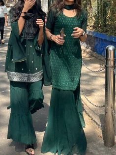 Eid Indian Outfits, South Asian Dresses Traditional Clothes, Long Dress Style Casual, Dark Green Indian Dress, Desi Fit Aesthetic, Desi Fancy Dresses, Pakistani Fashion Aesthetic, Aesthetic Desi Clothes, Desi Traditional Dress