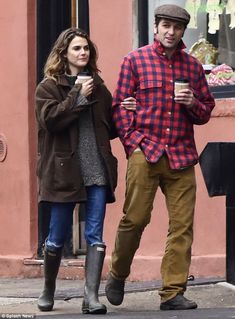 Coffee couple: Keri Russell and Matthew Rhys locked arms on their romantic stroll on their... Filson Women, Kerri Russell, Matthew Rhys, Matthews Rhys, Wardrobe Architect, Cold Weather Outfits, Newfoundland