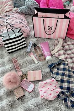 #explore #shopping #lifestyle Shopping Lifestyle, Back To School Fits, Baptism Candle, Girl Code, What In My Bag, Cute Birthday Cakes, Junior Year, Pink Girly Things, Money And Happiness