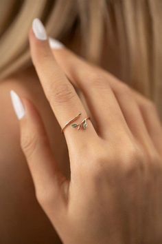 ✦ Note: All images are sourced from various creators and are shared for inspiration only.✦ Simple Ring Design, Ivy Ring, Best Friend Birthday Gift, Woman Ring, Modern Gold Jewelry, Friend Birthday Gift, Green Ivy