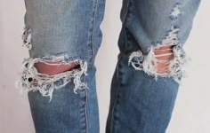 BEST ripped jeans tutorial i've seen. say goodbye to ruining jeans while trying to make them trendier.    this is perfect! Best Ripped Jeans, Diy Distressed Jeans, Jean Diy, Jeans Tutorial, Crafts Diy Projects, Diy Jeans, Denim Diy, Jeans Diy, Destroyed Jeans