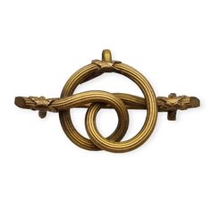 Victorian Gold Metal Love Knot Brooch, featuring a distinctive love knot design that evokes the style and sophistication of the Victorian era. The love knot symbolizes eternal union and eternal love, making this brooch a special piece with deep sentimental meaning. An ideal gift for engagement, women, lovers or collectors. The brooch can also be used as a pendant, see photos. Characteristics: Weight: 3.33 grams. Dimensions: Measures 3.54 cm long and 1.87 cm wide. **Composition Main material: Gol Elegant Brass Brooches For Collectors, Elegant Brass Brooch For Gift, Sentimental Meaning, Victorian Gold, Brooch Vintage, Women Gifts, Love Knot, For Lovers, Jewelry For Women