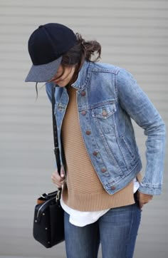 Light Jean Jacket Outfit Fall, Ball Cap Outfit Winter, Chill Rainy Day Outfit, Outfit Black Women Summer, Jean Jacket Outfits Winter, Rainy Day Outfit Black Women, Preppy Casual Outfits, Tom Boy Style, Fall Jackets Outfit