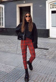 British Style Outfits, Plaid Pants Outfit, Trendy Outfits 2020, Street Mode, Red Plaid Pants, Trendy Pants, Plaid Outfits, Mode Jeans